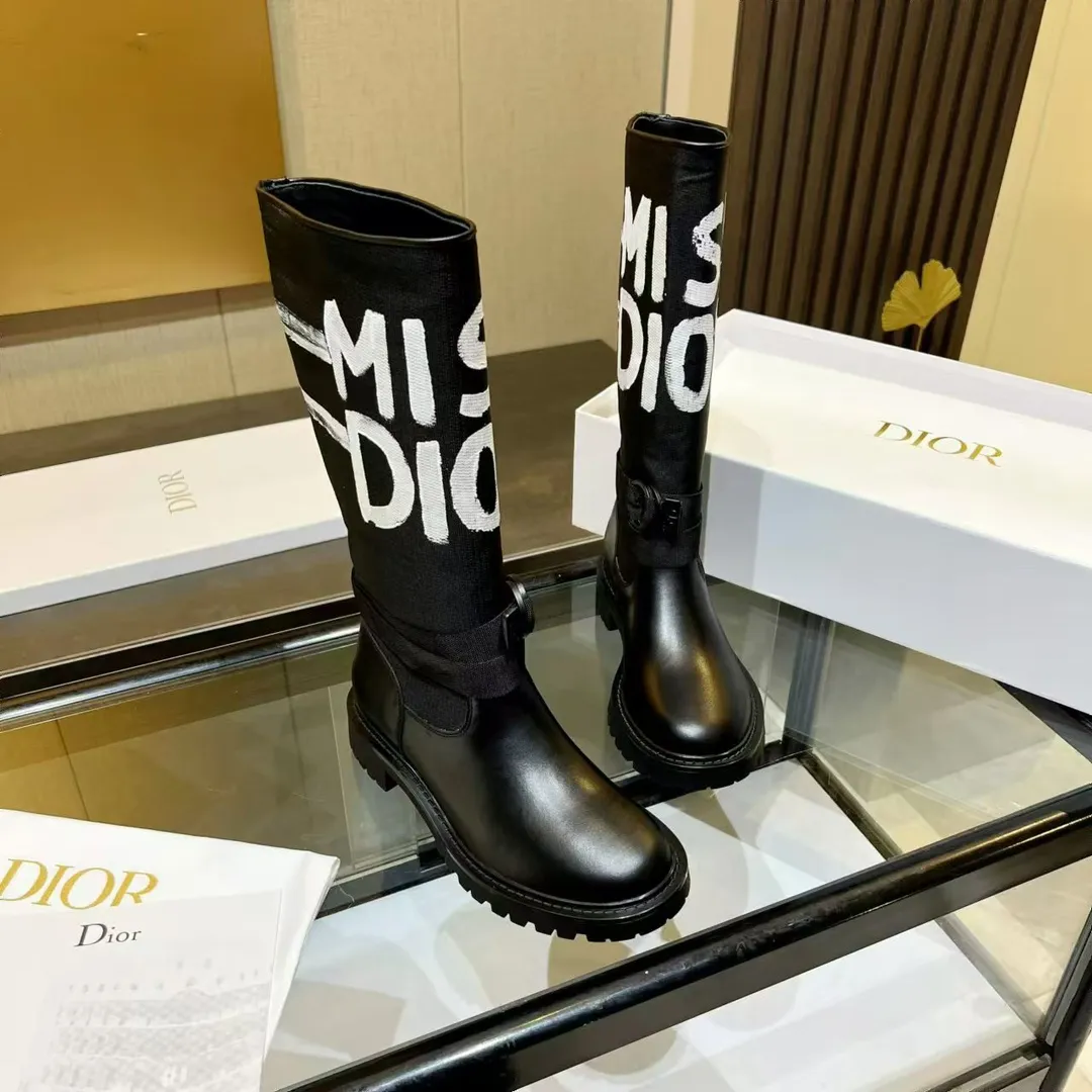 👟👟Ex-factory price 680👟👟 Dior-Major graffiti knight boots. Handsome boots use unique design elements to create a striking appearance. Made of black technical fabric and cow leather, they can be easily put on and taken off. Taking inspiration from the Dior Book Tote bag, it features a two-tone "Christian Dior" signature on the top. Adjustable nylon strap with "CD" logo and corrugated rubber sole form the basis of the eye-catching silhouette. "Christian Dior" logo on the shaft. Technical fabric band around the ankle with brass ring. Notched rubber sole decorated with Christian Dior's lucky star symbol. Size: #35-41 (40 41 custom-made, non-refundable)